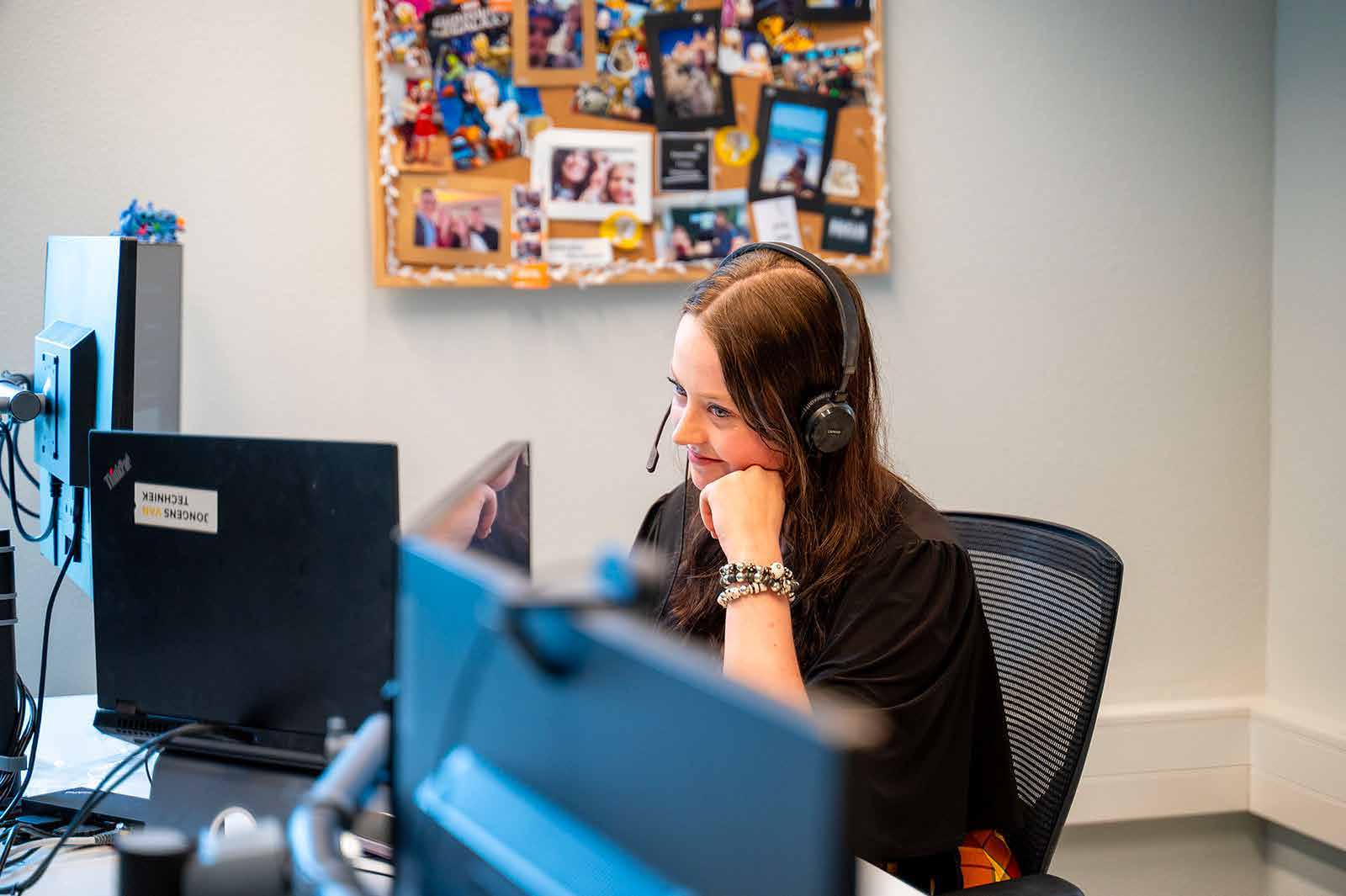 Een specialist van Jongens van Techniek aan het werk
