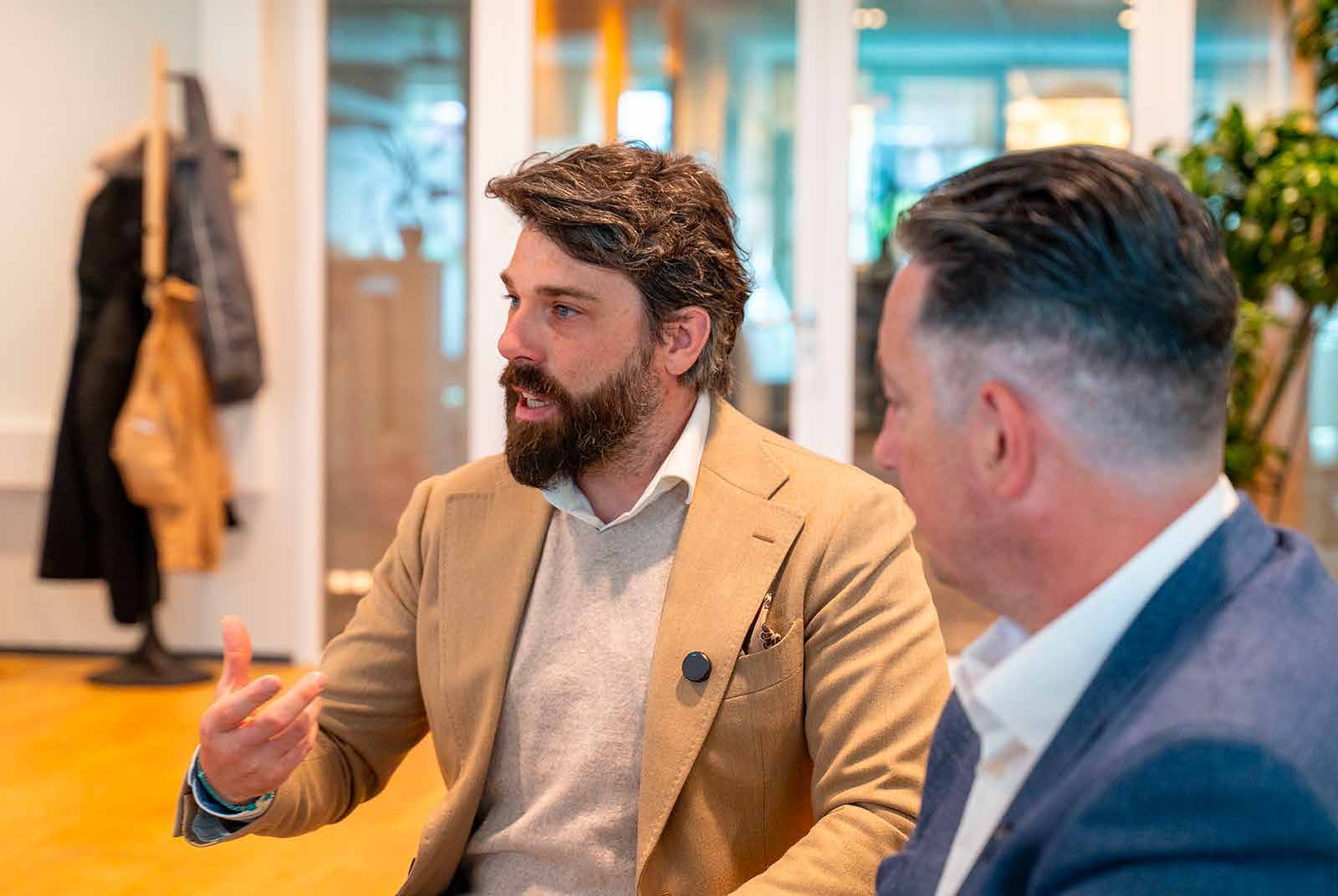 De Jongens in gesprek over een technische oplossing